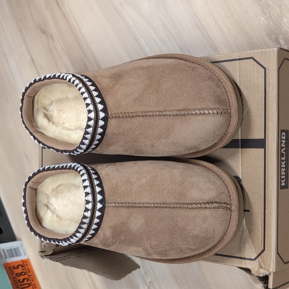 Kirkland Signature Tan Havane Unisex Shearling Slippers - Picture 2 of 5
